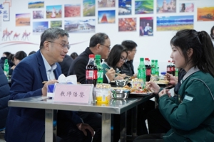 省教育厅领导看望慰问春节留校学生