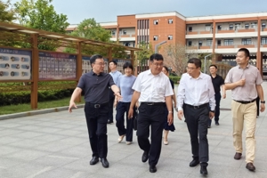驻教育部纪检监察组组长王承文教师节在南京调研集中整治工作并慰问教师