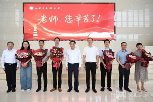 信长星在泰州看望教师