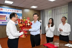 许昆林看望慰问教师