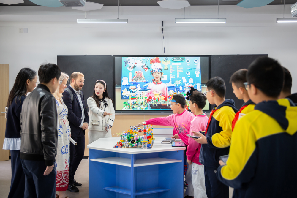 学校科创社团展示智能机器人项目