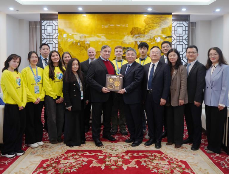 江涌会见美中航空遗产基金会主席杰夫瑞·格林及美国师生代表