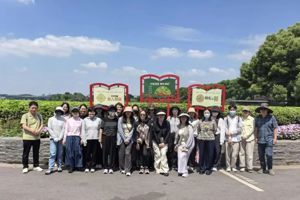 环湖健步展风采 同心同行向未来——交流中心工会组织开展春季健步走活动