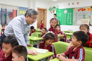 江涌赴部分大中小学调研教育工作并检查校园安全