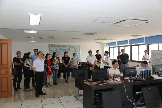 1.现场聆听镇江海关第四党支部书记讲解党建工作经验.jpg