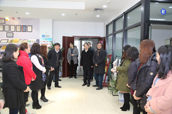 3.王厅长走进部门与员工亲切交谈U.png