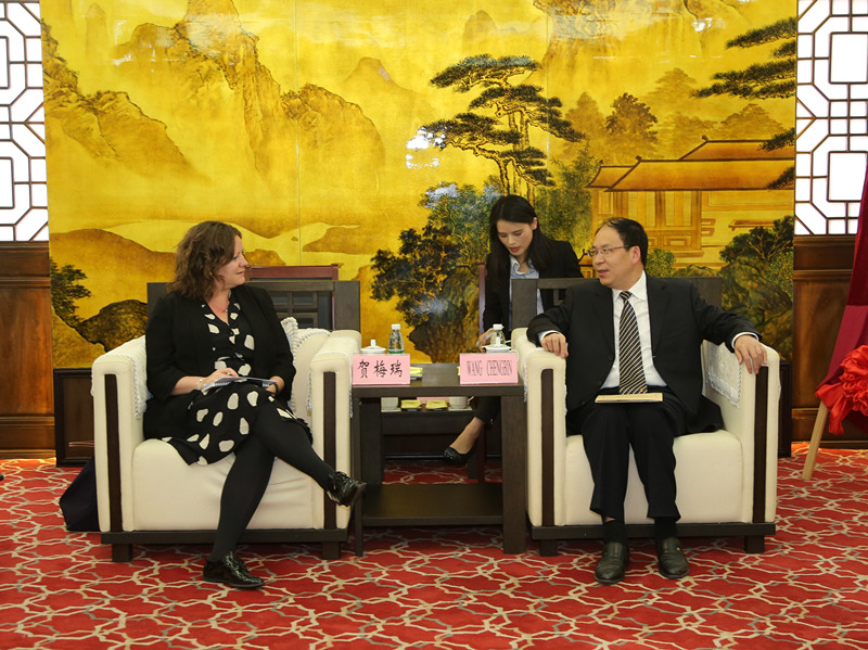 王厅长与贺梅瑞女士会谈.jpg