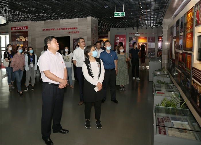 1.认真参观学习.jpg