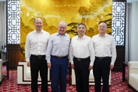 江涌会见昆山杜克大学常务副校长约翰·奎尔奇一行