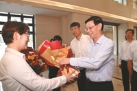 许昆林在看望慰问教师时指出 大力弘扬教育家精神 办好人民满意的教育